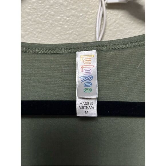 Women’s Lularoe Shirt Green size medium - Picture 3 of 3